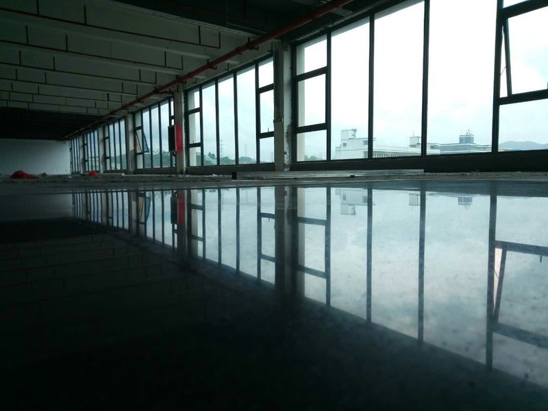 环氧地坪、金刚砂耐磨地坪和密封固化剂地坪在施工过程中有哪些关键步骤？