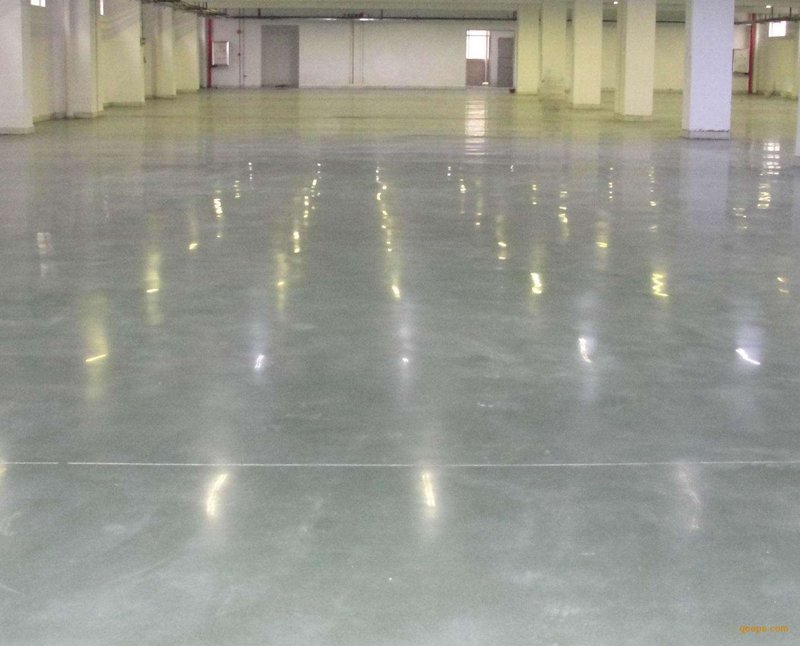 环氧地坪、金刚砂耐磨地坪与密封固化剂地坪，三种不同的施工方案如何选择？今天我们来对比分析一下这几种地坪材料在实际应用中的表现。