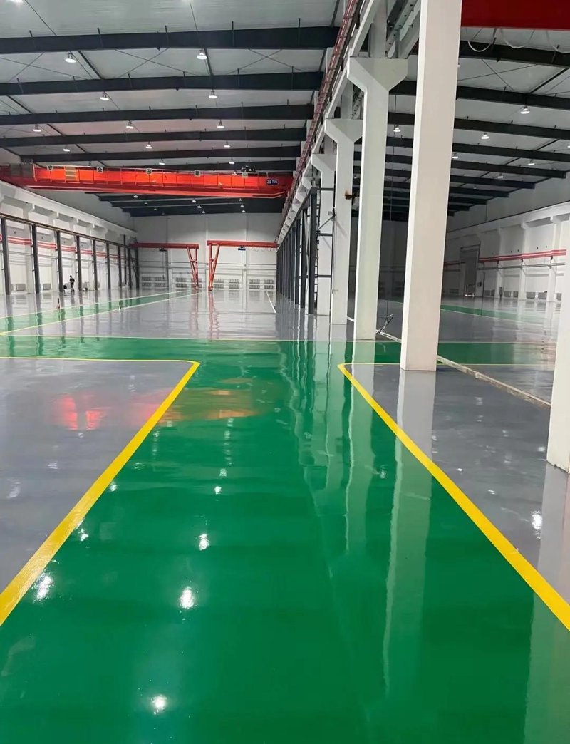 地坪施工是指在工业厂房、仓库等场所进行地面处理，以提高地面的平整度、美观度及使用功能的过程。这项工作对于改善生产环境和延长地面使用寿命具有重要意义。